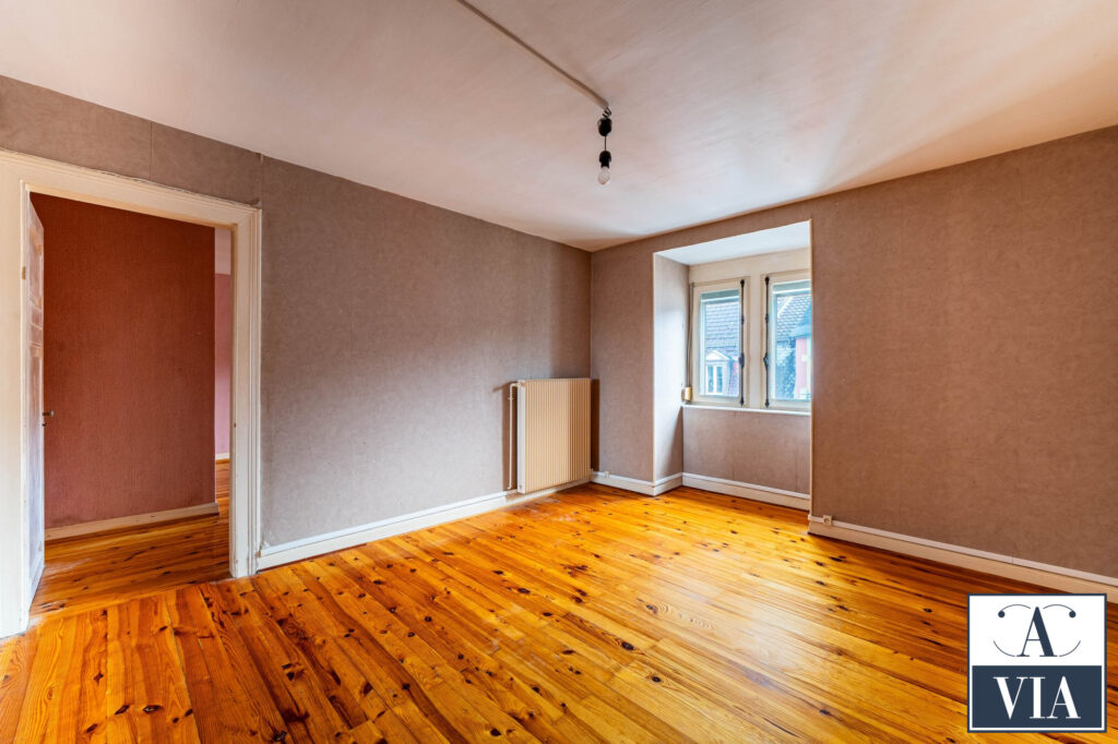 Un appartement 3 pièces au cachet certain avec une vue dégagée sur les toits et la Cathédrale – Neudorf / rue de Thann Un appartement 3 pièces au cachet certain avec une vue dégagée sur les toits et la Cathédrale – Neudorf / rue de Thann